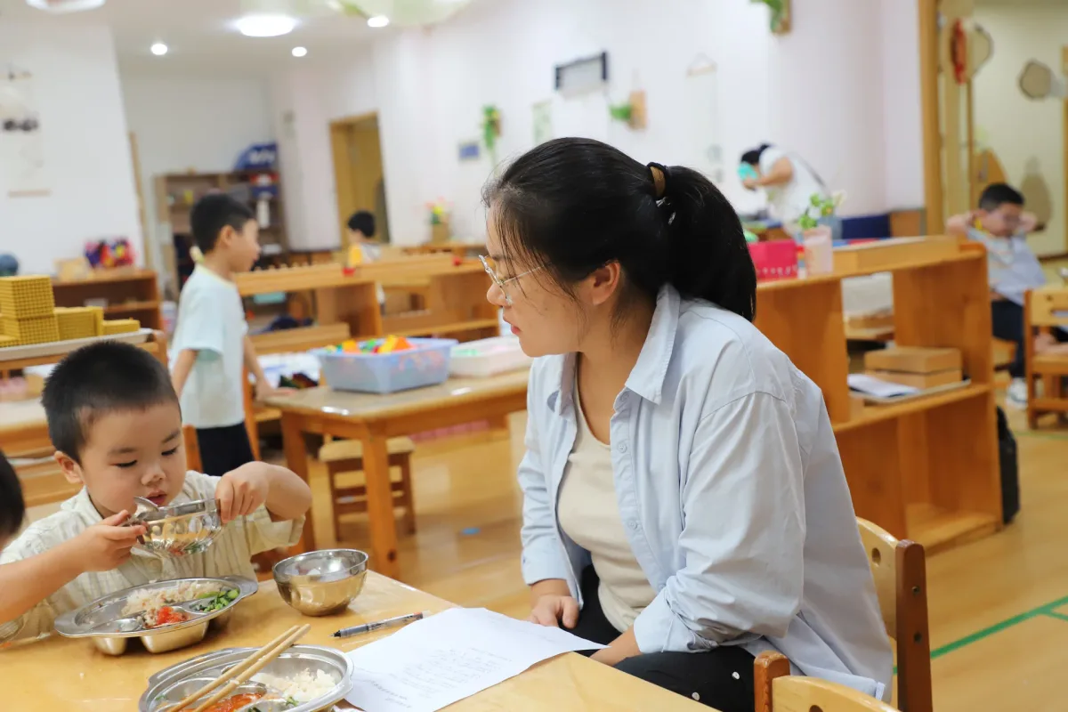 家长陪餐实景记录