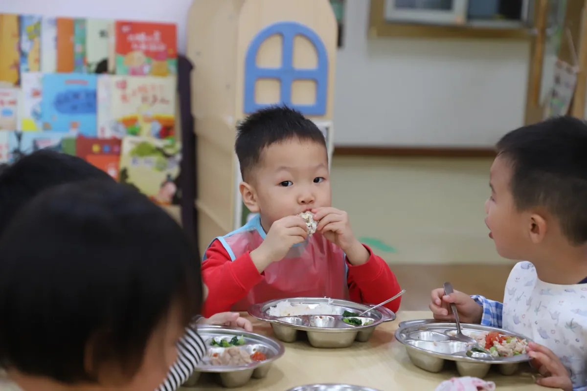 家长陪餐实景记录