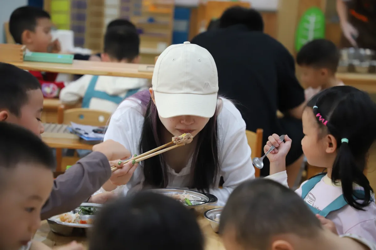 家长陪餐实景记录