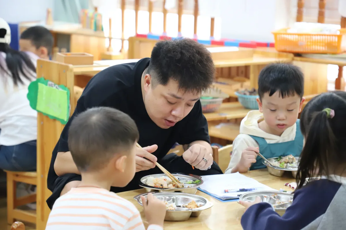 家长陪餐实景记录