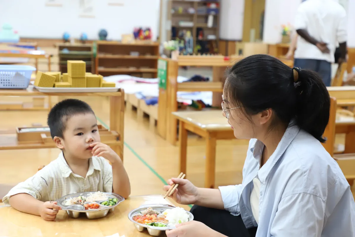 家长陪餐实景记录